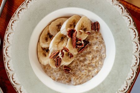 Овсяная каша с бананом на кокосовом молоке