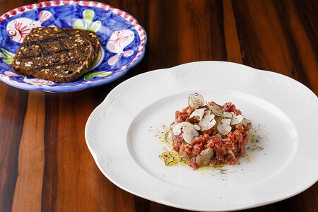 Тартар из говяжьей вырезки с чёрным трюфелем