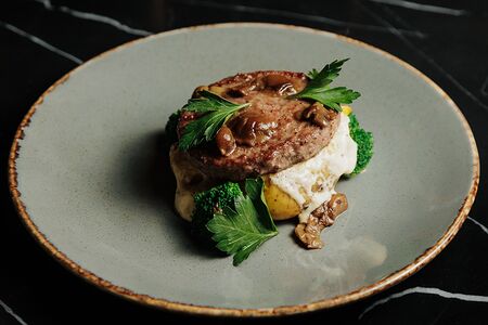 Бифштекс с овощами и картофелем