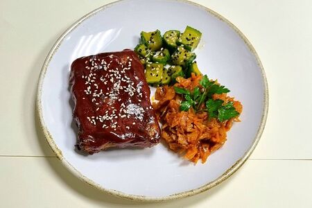 Свиные ребра с тушеной капустой и битыми огурцами