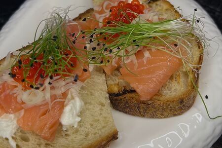 Брускетта с лососем