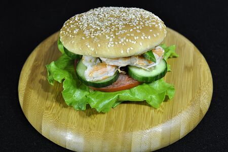 Бургер с креветкой