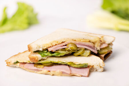 Тост с ветчиной и горчицей