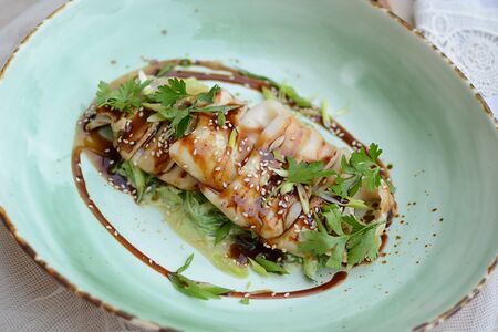 Кальмар на гриле с водорослями