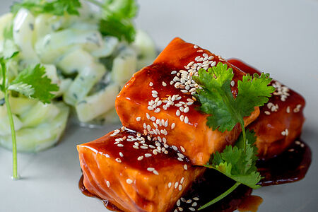 Лосось терияки с салатом из огурца