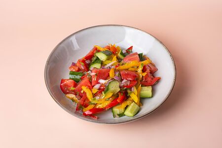 Салат из свежих овощей с медовой заправкой