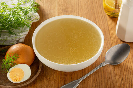 Куриный бульон и пирожок с мясом