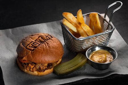 Бургер со свиными ребрами