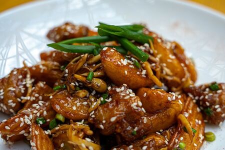 Жареный картофель по-тайски с курицей и грибами