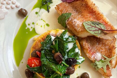 Красный окунь с полентой и томатами черри