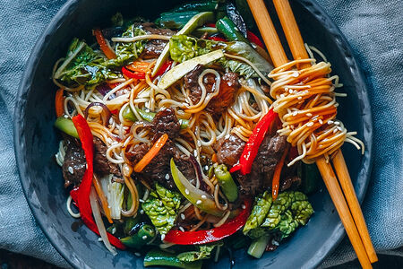 Вок с яичной лапшой и говядиной