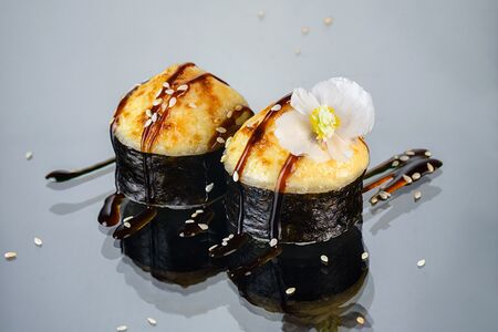 Запечённый ролл с жареным лососем и соусом унаги