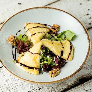 Жареный сыр сулугуни с айвой