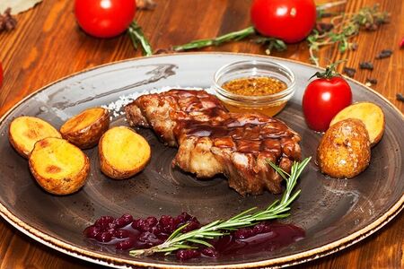 Стейк из cвинoй шеи