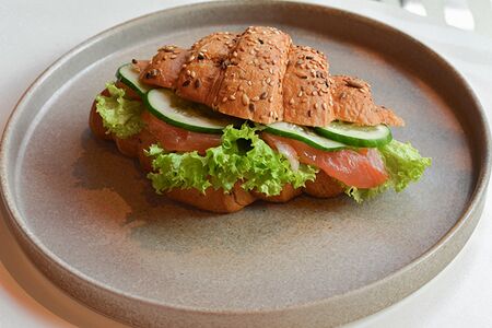 Зерновой круассан с лососем