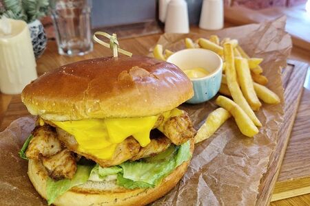 Бургер с куриной грудкой и соусом цезарь
