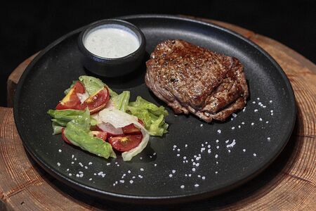 Стейк из говядины с соусом дорблю