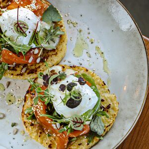 С лососем и яйцом бенедикт