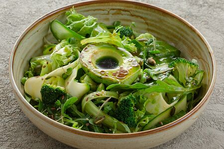 Зеленый салат с цитрусовым понзу