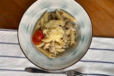 Пенне с курицей и грибами