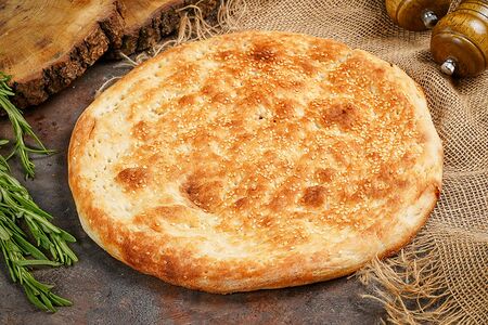 Лепёшка из печи с кунжутом