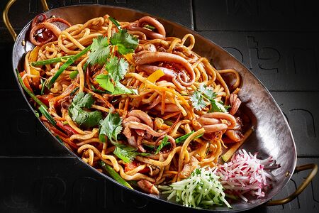 Китайская лапша с каракатицей