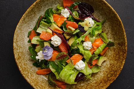 Салат с авокадо и лососем