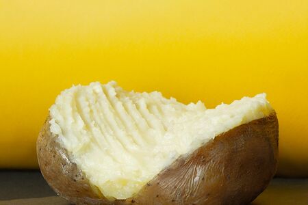 Печеная картошка с маслом и сыром