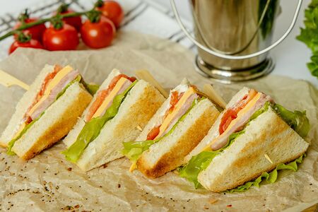 Клаб-сэндвич с ветчиной и сыром