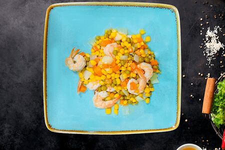 Креветки жареные с овощами