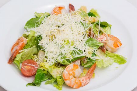 Салат Цезарь с креветками