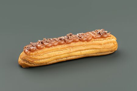 Эклер карамельный