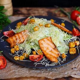 Салат цезарь с семгой