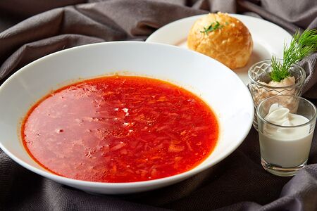 Борщ с салом и пампушкой 