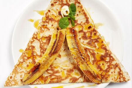 Блин с кленовым сиропом, печеным бананом и сливочным маслом