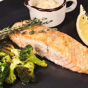 Стейк из лосося со сливочно-чесночным соусом