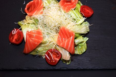 Салат Цезарь с лососем