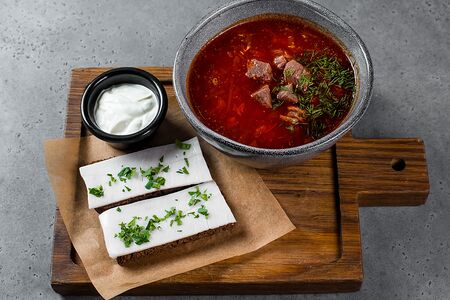 Борщ с салом и бородинским хлебом