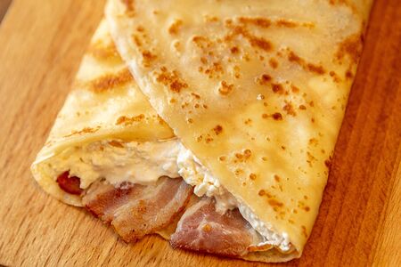 Блин с соусом брынза и беконом