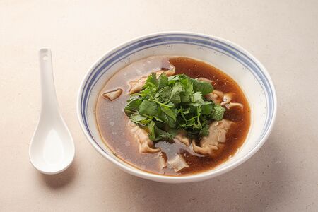 Гонконгский куриный бульон с вонтонами