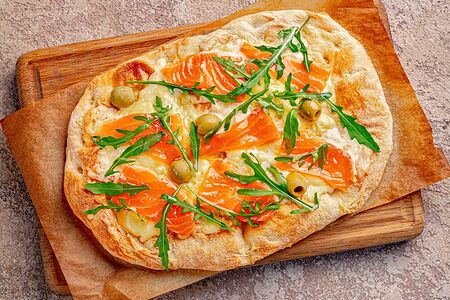 Пицца с лососем и рукколой