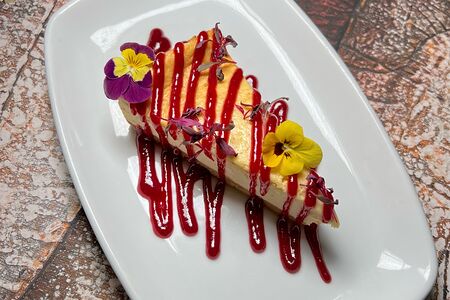 Классический чизкейк с ягодным соусом