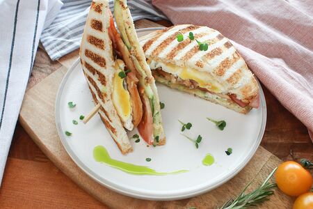 Тост с куриной грудкой