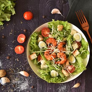 Салат Цезарь с креветками