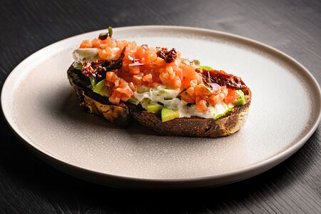 Ржаной тартин с лососем