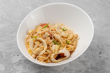 Пад тай с курицей и арахисом