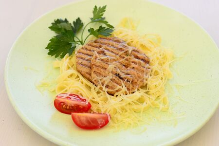 Паста с куриными котлетками