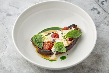 Печеный баклажан с вареньем из томатов и страчателлой