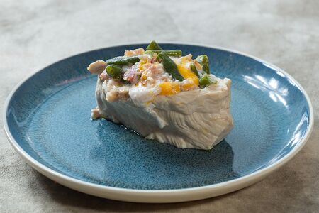 Куриное филе с фасолью и беконом