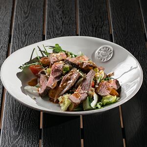 Салат с ростбифом, мини картофелем и овощами